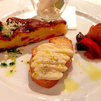 トラットリアイルポンテ - Pranzo A（週末：1,800円）の前菜盛り合わせ。左からトマトと菜の花のフリッタータ→カリフラワーのムース　クロスティーニ→カポナータ
