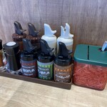 松屋(松のや併設) - 料理写真:卓上の調味料(特製ソース、中濃ソース、フレンチドレッシング、ゴマドレッシング、七味、しょう油、甘口だれ、ポン酢だれ、バーベキューだれ、紅ショウガ)