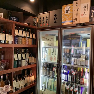 希少銘酒から福岡の地酒まで。常時2000本を蔵元レベルで管理