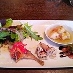 カネ保水産 - ｱﾝﾃｨﾊﾟｽﾄ･時計回りに ﾘｰﾌｻﾗﾀﾞ､自家製ﾂﾅのｱｰﾘｵｵｰﾘｵ､鮪ｶﾙﾊﾟｯﾁｮ､ﾁｷﾝﾏｽﾀｰﾄﾞ､豆鯵ﾏﾘﾈ､ｶﾘﾌﾗﾜｰ　