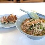 どさん娘 - 料理写真:味噌ラーメンと餃子
