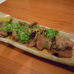 とんがらし - うす切りタンの蒸し豚風ねぎまみれ