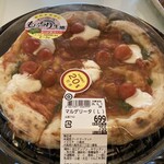 阪急ベーカリー香房 - 料理写真:ピザはすぐに手に取らないとなくなる