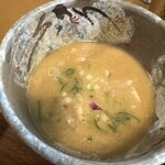 ラーメン イッケン - 紫玉ねぎ、ネギ浮かぶ鶏皮入りのこってりを思わせるつけダレ！