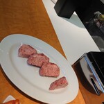 焼肉やっちゃん - half で足らず、追加の上タン  half（1回目撮り忘れ）