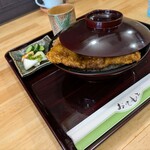 ようしょく 源の屋 - 器から飛び出たカツ