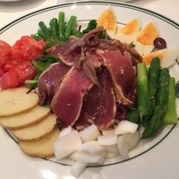 ウルフギャング・ステーキハウス 六本木 - ニース風サラダ　マグロのタタキ添え