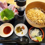 和源 - 料理写真:ミニ三種丼とたぬき蕎麦（冷）