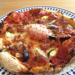 jicca - 旬野菜と卵のトマトソースピザ