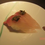 熊野倶楽部 - ブリの握り（コース外のサービス）味噌が乗っています。