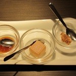 熊野倶楽部 - ステーキのソース３種（右からマスタード、醤油の泡を固めたもの、ガーリック醤油）