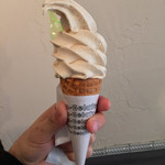 ジェラテリア アクオリーナ - ヘーゼルナッツのソフトクリーム（600円）