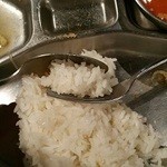 タイ料理　あろいなたべた - このようにスプーンとフォークを上手に使って、食べてる人が多かった