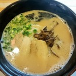 二代目 白神 - 博多ラーメン(700円)・・・ストレートに豚の出汁を感じれる一杯