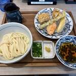 ⼿打ちと創造 はなまるうどん - 料理写真:骨付き鶏風味のかしわ天ぶっかけ