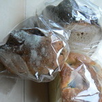 パンの匠ひとみ工房 - ハードパン２種類と手前はフォカッチャ