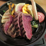 粟 - 大和牛と野菜コース：大和牛の陶板焼きステーキ　お野菜もたっぷりついてる