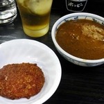 イー亭 - ホッピーセット＆カレー皿＆コロッケ
      