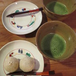 粟 - 抹茶と取り分け皿も持ってきてくれました。