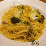 Nido SETOUCHI - ②桜蝦のペペロンチーノ
具材は桜蝦&茹でブロッコリー&鷹の爪、仄かに大蒜が効いたオイルソース
麺はやや硬めに茹でられた中太のスパゲッティ、パツッとした歯応え