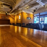 Nido SETOUCHI - 店内は剥き出しの白い天井、茶色の化粧合板張り壁、茶色の木板張り床、茶色の木製カウンター&テーブル、椅子はクッション付き背凭れ椅子、シンプルかつ落ち着いた空間、BGMは洋楽