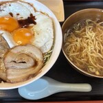 初み - 料理写真:チャーシューエッグ＋半ラーメン  1050円