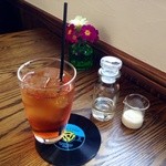 Maruna Kafe - ランチ・アイスティー♪レコードのコースターに薬瓶のシロップ容器(◦ >﹏<｡)~♡