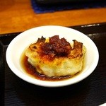 Sakusaku Gyouza - 餃子に自家製ラー油をかけて