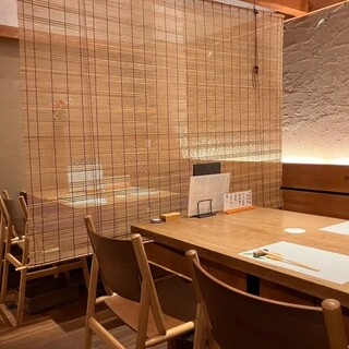 【テーブル席：2～4名様】気軽なお食事や飲み会に◎和やかに過ごせる落ち着いた空間