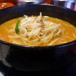 珍来 - 味噌ラーメンは黒色の深い丼に