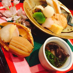 さ行 - 八寸：唐墨大根・鰤南蛮漬け・生ハム湯葉巻・まぐろ浅葱海苔巻・百合根チーズ射込み・のし海老・鯛子らくがん・桜花大根・そら豆つや煮・穴子とほうぼうの茶巾寿司・とり貝雌株和え