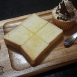 ブーランジェリータニグチ - パンドミ5枚切り♪スエヒロのティラミスと一緒にモーニングプレートにしてみた。