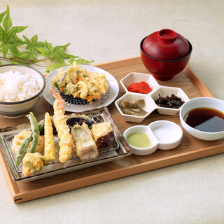 揚げたて天ぷらの天ぷら御膳は、ごはん、味噌汁おかわり無料！