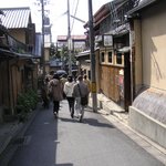 Matono - お店前の道（西方向）