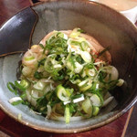 谷川米穀店 - 出汁はありません。文句無しに美味しいうどんに、醤油や酢やネギや青唐辛子や七味唐辛子などをお好みで。