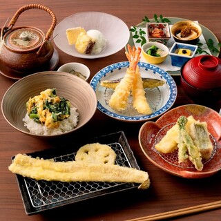 揚げたての天ぷらが楽しめるコースで、旬の食材を味わい尽くす