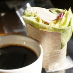 ﾄﾞﾘｯﾌﾟｺｰﾋｰS(280円)とｻﾗﾀﾞﾗｯﾌﾟﾁｷﾝｼｰｻﾞｰ(360円)