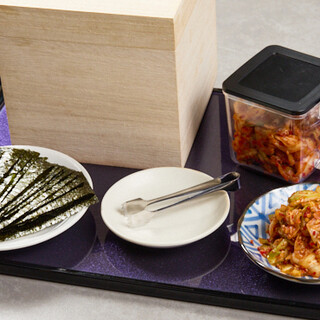 ご飯との相性も◎地元産の味付け海苔＆自家製キムチが食べ放題！