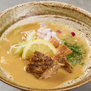 女性にも人気の鶏白湯ラーメン◆卓上調味料で自分好みの一杯に◎