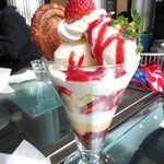 ファクトリーシン - 本店限定の苺パフェ♪苺がいっぱい♪　サクサクパイが嬉しいね(*^_^*)