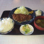 菊屋 - とんかつ定食1000円
御飯、キャベツのお新香、やっこ、キャベツの味噌汁