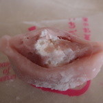 御菓子司　菓仙  - 料理写真:いちごみるく大福（断面）