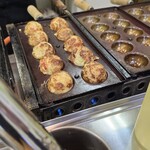 大阪やき三太 - 料理写真:この銅板で焼いてます!