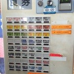 ラーメン林家 - 入り口を入って右奥に券売機。