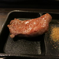 SATOブリアン 本店 - タン元焼いたところ