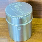 武蔵野うどん 藤原 - 卓上の七味唐辛子