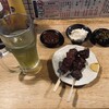 立呑みもつ焼処　柏二丁目酒場 - やきとんセット、緑茶ハイ、串休め、ちょこっとつまみ、極3年にんにく辛味噌、ポテトサラダ　　