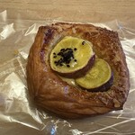 パン工場 - 料理写真:おさつデニッシュ248円。 デニッシュ生地にカスタードクリームと輪切りのさつまいもをトッピングしてあります。