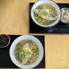沖縄そば まるかみ - 5月に友人と伺った際。友人の、まるかみそば（ちぢれ・小）とモズクジューシー　私の、ソーキそば（ちぢれ・小）と、トッピングモズク