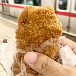 LAWSON - 料理写真:Lチキ。通常はこういう風に縦持ちで食べると思うが。